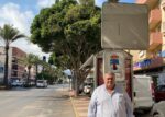 PSOE Manolo García en una parada de autobús en Roquetas de Mar