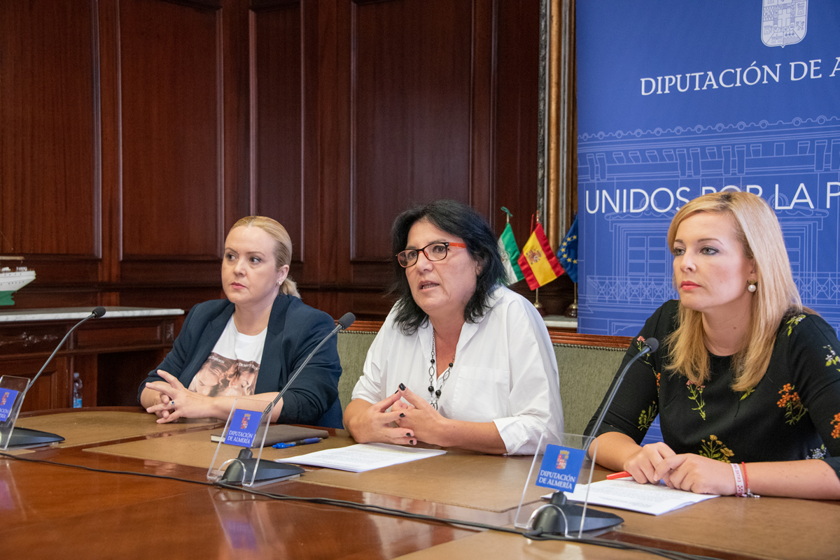 Las diputadas provinciales del PSOE Yolanda Lozano, María González y Teresa Piqueras en una imagen de archivo