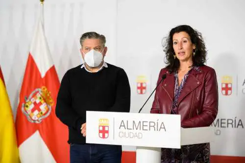 La portavoz municipal, María Vázquez, afirma que el Ayuntamiento cumple así su compromiso con los almerienses y con el comercio local