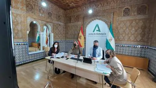 La delegada del Gobierno andaluz preside la reunión de este Foro que ha destacado el impulso a la vacunación en los asentamientos de la provincia