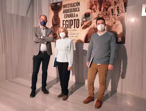 1.Carlos Javier Fernández (director del Museo), Carmen Pérez Die (investigadora) y Juan Miguel Galdeano (vicepresidente de Amigos de la Alcazaba)