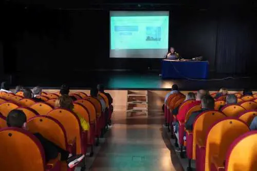 Medio centenar de interesados en la primera de dos citas tras un convenio entre Ayuntamiento, Endesa y Servicio Andaluz de Empleo