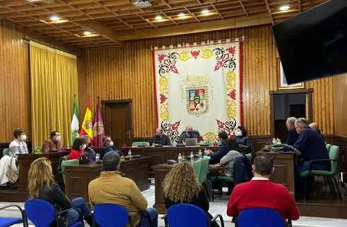 El Consejo Escolar Municipal se reunió en la tarde de ayer y estuvo presidido por el alcalde, Domingo Fernández, y la concejal de Educación, María José Viudez, contando con los representantes de los centros educativos y las asociaciones de Madres y Padres que lo componen