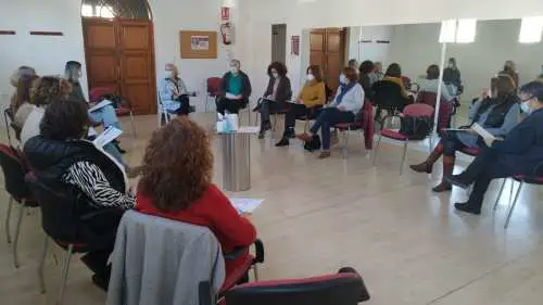 La concejala de Igualdad, María del Mar Meca se ha reunido con las representantes de las asociaciones para dar traslado de las distintas propuestas e incluir en las mismas las sugerencias planteadas