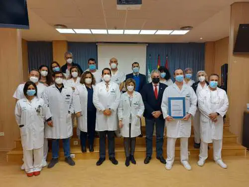 El delegado territorial de Salud y Familias en Almería ha hecho entrega al equipo de la unidad del distintivo de la Agencia de Calidad Sanitaria de Andalucía