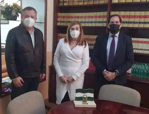 El director general de Justicia Juvenil y el delegado territorial han felicitado al Colegio por la “merecida” Bandera de Andalucía