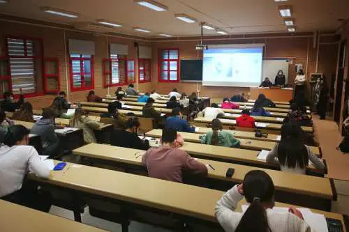 La Facultad de Ciencias Experimentales organiza la fase local en el campus de la Universidad de Almería con la participación de medio centenar de alumnos de 2º de Bachillerato de 15 centros de Secundaria de la provincia