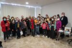 Familias ucranianas llegadas al municipio participan en esta actividad, impulsada por el Club de Lectura de la Biblioteca Municipal