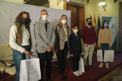 El acto, desarrollado en la Delegación del Gobierno andaluz, se ha iniciado con un minuto de silencio en homenaje al consejero Javier Imbroda