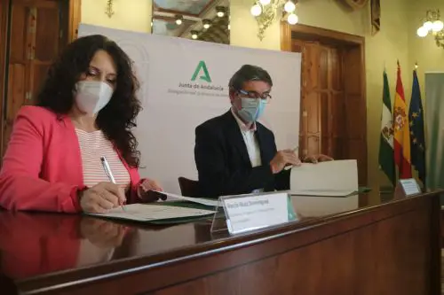 Manuel Cortés y Rocío Ruíz han firmado un convenio de colaboración entre ambas entidades que reducirá el riesgo de exclusión social de estos jóvenes