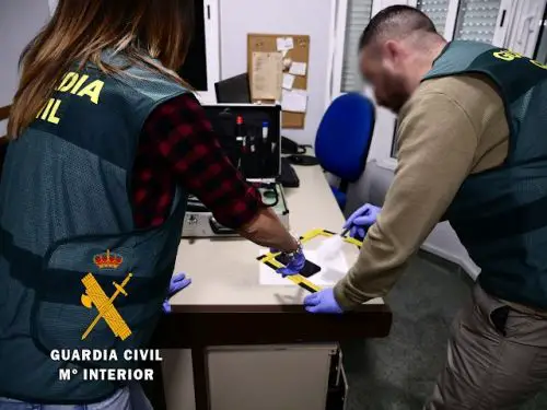 Al saberse buscados por la Guardia Civil se trasladan a Murcia donde son detenidos in fraganti por Policía Local de Lorca cometiendo otro robo