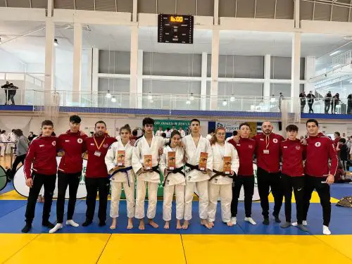 La escuela deportiva municipal ha recogido tres medallas de oro y dos de bronce gracias a la estelar actuación mantenida por los judocas
