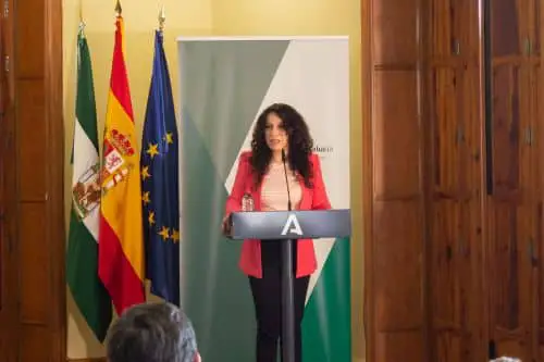 Rocío Ruiz destaca que estos acuerdos permitirán reducir su situación de desventaja y riesgo de exclusión social