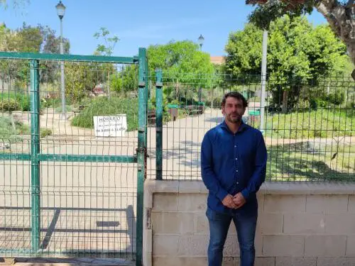 Asimismo, el edil del grupo municipal de Ciudadanos en el Ayuntamiento de Roquetas de Mar denuncia el cierre del parque botánico, conocido como el Jardín del Sol, en horario de apertura al público
