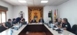 El alcalde, José Miguel Hernández, presidió junto al subdelegado del Gobierno en funciones, Juan Ramón Fernández, un encuentro en el que se constató el freno a los robos de Venta del Viso del pasado abril, que investiga la Guardia Civil, y se informó de la detención de los autores de los cometidos en La Mojonera el pasado noviembre