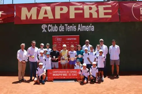 La asturiana Paola Piñera, en femenino, y el madrileño Izan Bañares, en masculino, campeones de España en el Club de Tenis Almería