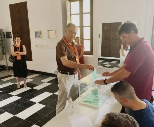 El candidato de Cs al Parlamento de Andalucía por Almería, Vicente García, ha manifestado su satisfacción tras ejercer su derecho a voto asegurando que “las sensaciones son muy buenas, la gente está yendo a votar y yo confío en que se va a valorar el trabajo que hemos hecho en esta legislatura”