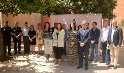 La consejera participa en el minuto de silencio convocado en Almería para condenar el asesinato de dos mujeres en Tíjola y Benajarafe