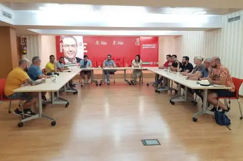 Los socialistas recuerdan que Moreno Bonilla ha mantenido "guardada en un cajón" la Ley LGTBI de Andalucía "para no molestar a la ultraderecha"