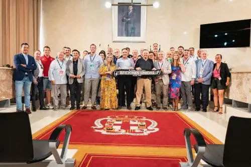 Los concejales de Deportes, Juanjo Segura, y Cultura, Diego Cruz, dan la bienvenida a los 800 peñistas procedentes de toda España
