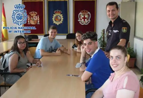 Seis jóvenes pertenecientes a la Asociación El Saliente, visitaron las dependencias oficiales durante una jornada habitual de trabajo policial