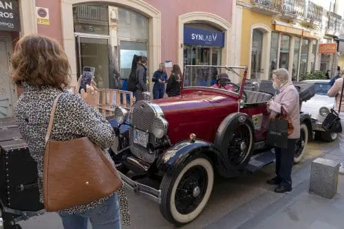 La I Concentración de Andalucía ‘Ciudad de Sevilla’ reúne a más de 50 coches y motos de procedentes de 46 clubes