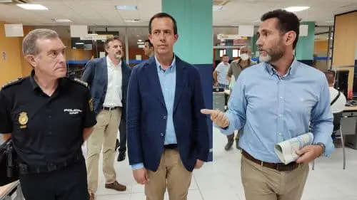 El subdelegado del Gobierno, José María Martín, visita las instalaciones acompañado por el comisario principal de Policía Nacional, Gumersindo Vila