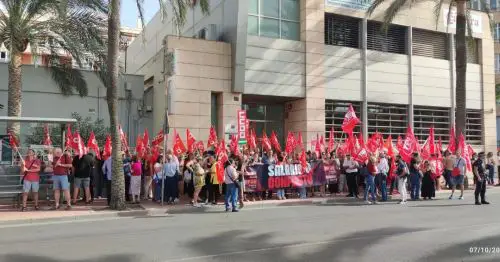 El dia 7 de octubre se celebra la Jornada Mundial por el Trabajo decente, por lo que CCOO y UGT Almería han mantenido una concentración a las puertas de ASEMPAL para exigir Justicia Salarial.