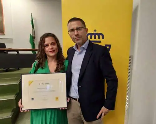 La directora de la oficina, Nuria León Martínez, recogió el diploma en representación de todo su equipo Han sido once los trofeos y diplomas recibidos por equipos, personas y centros de trabajo que han destacado en el Área Sur (Andalucía, Ceuta y Melilla) en 2021