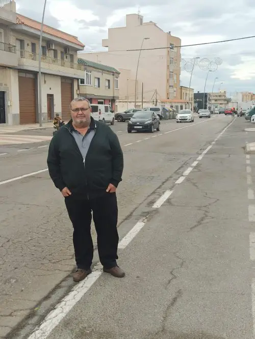 El portavoz del PSOE ha defendido un plan municipal de mantenimiento de calles que revise el firme y la señalización de forma periódica y planificada y “que no tenga que depender del capricho del alcalde del PP y la cercanía de las elecciones”