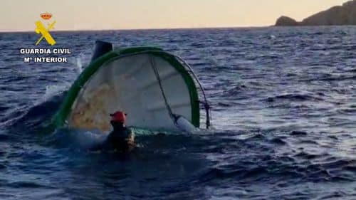 La embarcación de pesca “Bahía la Isleta” sufre un vuelco por un golpe de mar cuando faenaba a una milla de la costa de Las Negras (Níjar – Almería).