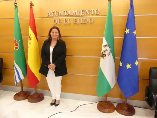 La portavoz del grupo municipal de Cs en el Ayuntamiento de El Ejido, Verónica Gómez, expone una de las peticiones más repetidas por las asociaciones “que están abocadas a pagar las castraciones de sus bolsillos o de las donaciones vecinales”