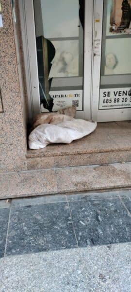 Ropa dejada en el portal de un edificio en el Paseo de Almería