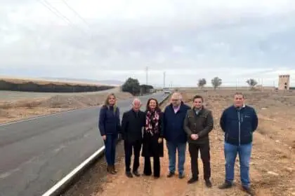 La consejera de Agricultura ha visitado la vía del Solanillo a Solera, en Roquetas de Mar, en cuya mejora se han invertido más de 161.000 euros
