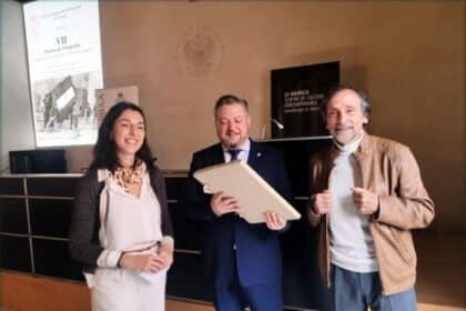 El concejal de Cultura y la presidenta de la entidad, Orfilia Saiz, anunciaron en Granada las bases de una nueva edición que tendrá su entrega de premios en Almería en mayo de 2023