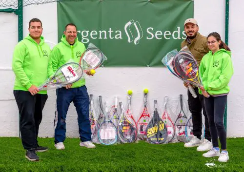 Jesús Capel CEO de Argenta Seeds junto a David Domínguez presidente del Club de Tenis La Mojonera y representantes de distintas áreas del Club 