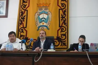 El alcalde destaca la colaboración del gobierno con la Justicia y su defensa del futuro de Carboneras, a diferencia del PP