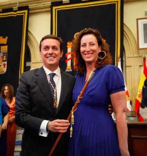 María del Mar Vázquez asiste a la investidura de Javier Aureliano García, al que felicita por revalidar el cargo