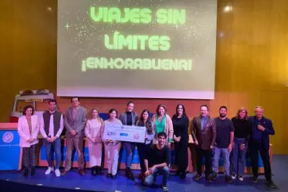 Las integrantes del equipo ganador reciben el cheque acompañadas por el anterior vicerrector, Juan García; los miembros del jurado y el equipo de EmprendeUAL.