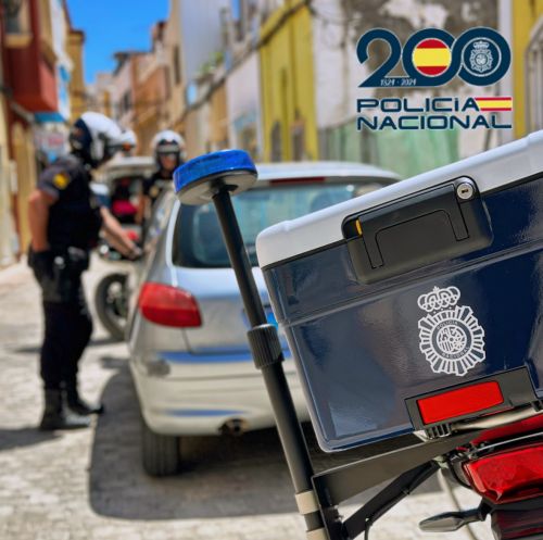 El detenido, en situación irregular en España, fracturó la ventanilla de los 16 coches con una piedra, sustrajo todos los objetos de valor que encontró y abandonó el lugar