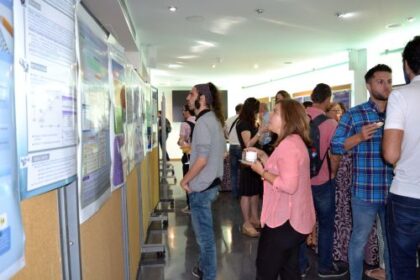 Participantes observan la exposición de póster en una edición anterior de las Jornadas de Innovación Docente y Experiencias Profesionales