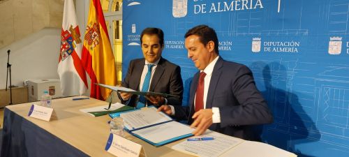 José Antonio Nieto y Javier Aureliano García firman un convenio para impartir cursos sobre trámites online, comercio electrónico o búsqueda de empleo por internet        

