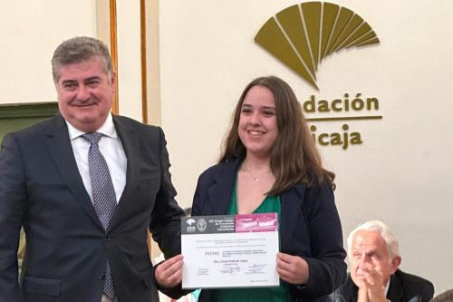 La egresada de la UAL recibió su premio de manos de Antonio Posadas, secretario general de Investigación e Innovación de la Junta de Andalucía.