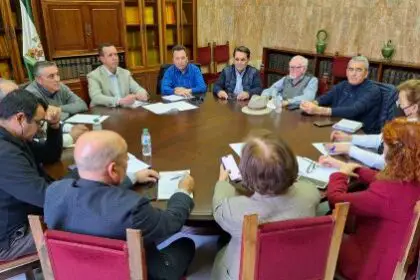 José María Martín mantiene un encuentro con los representantes de la Mesa del Agua, con quienes ha repasado la situación hídrica en la provincia.