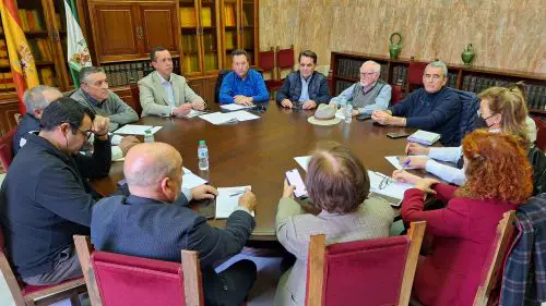 José María Martín mantiene un encuentro con los representantes de la Mesa del Agua, con quienes ha repasado la situación hídrica en la provincia.