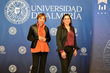 María del Mar Ruiz Domínguez, vicerrectora de Cultura y Sociedad de la Universidad de Almería, y Elisa Álvarez, directora del Secretariado de Cultura, han presentado el programa de actividades culturales del segundo cuatrimestre.