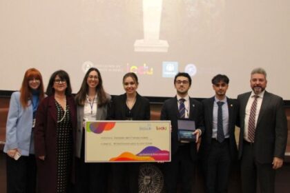 Los ganadores del II Torneo Indalo, junto a la vicerrectora de Estudiantes, Encarna Carmona, y el director de la oficina de Cajamar, Alfredo Felices.
