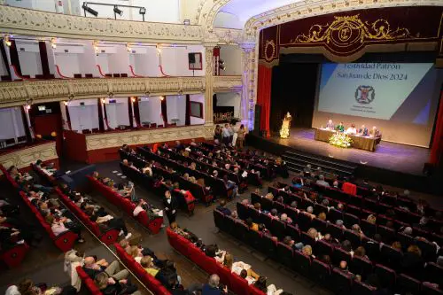 El Teatro Cervantes fue testigo de una gala que reunió a la profesión en un reencuentro lleno de recuerdos y emociones