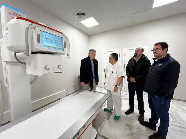 Juan de la Cruz Belmonte visita el centro dotado con nuevo equipamiento electro médico con una inversión superior a los 350.000 euros 