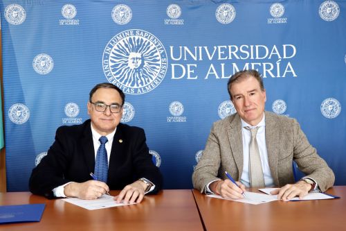 El rector, José J. Céspedes Lorente, y el presidente del Instituto Balmis de Vacunas, Francisco Giménez, tras firmar el convenio. 
